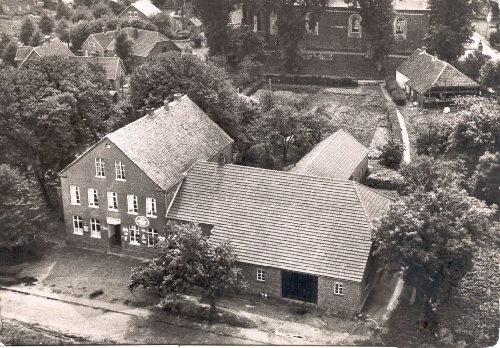 Das Domizil der Familie Menno Janssen, der heutige "Werdumer-Hof" im Jahr 1960 