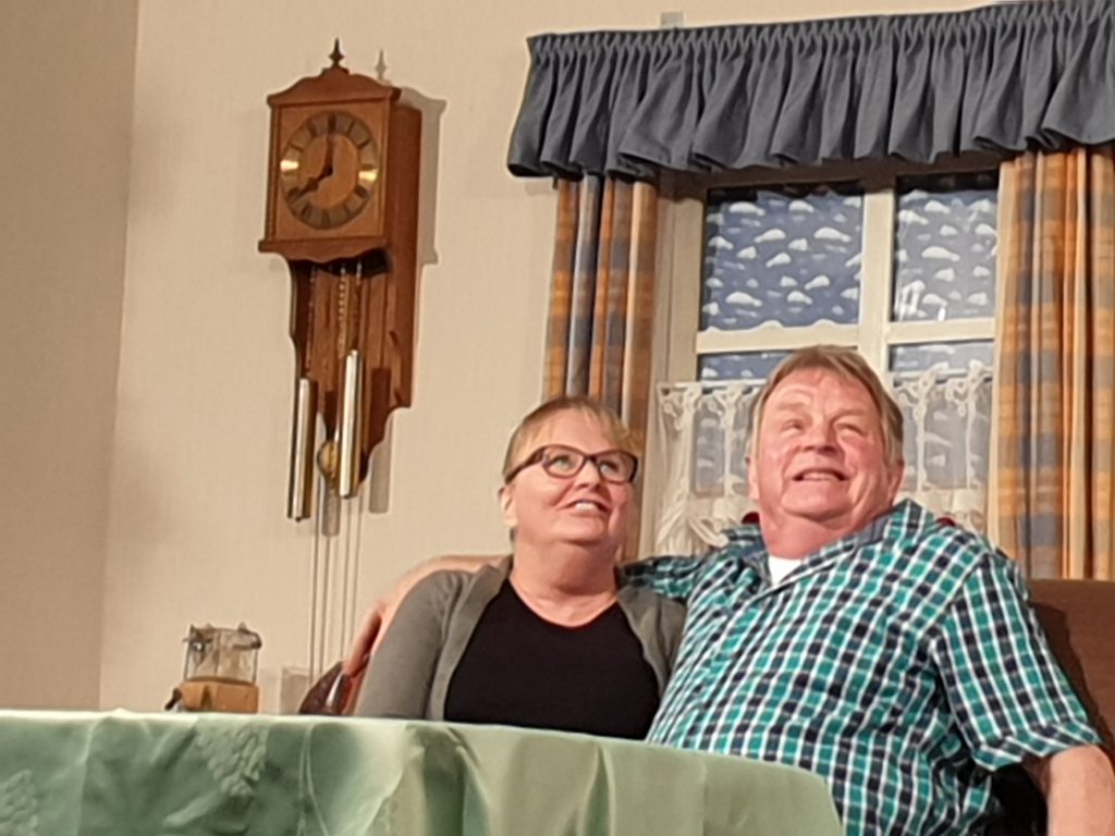 "Haben wir`s nicht schön in unserer neuen Stube" freuen sich Polizeihauptwachtmeister Jakob Müller und Ehefrau Gertrude
