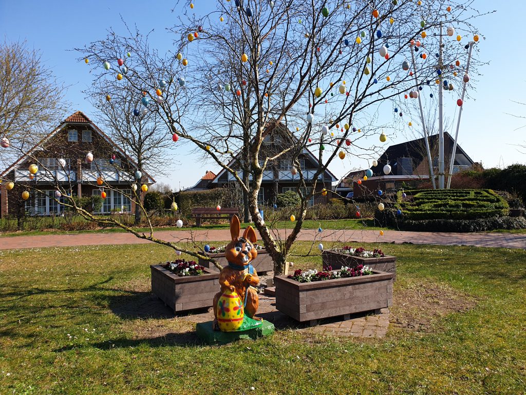 Der Osterbaum steht wieder auf dem Dorfplatz - vom Osterhasen bewacht 