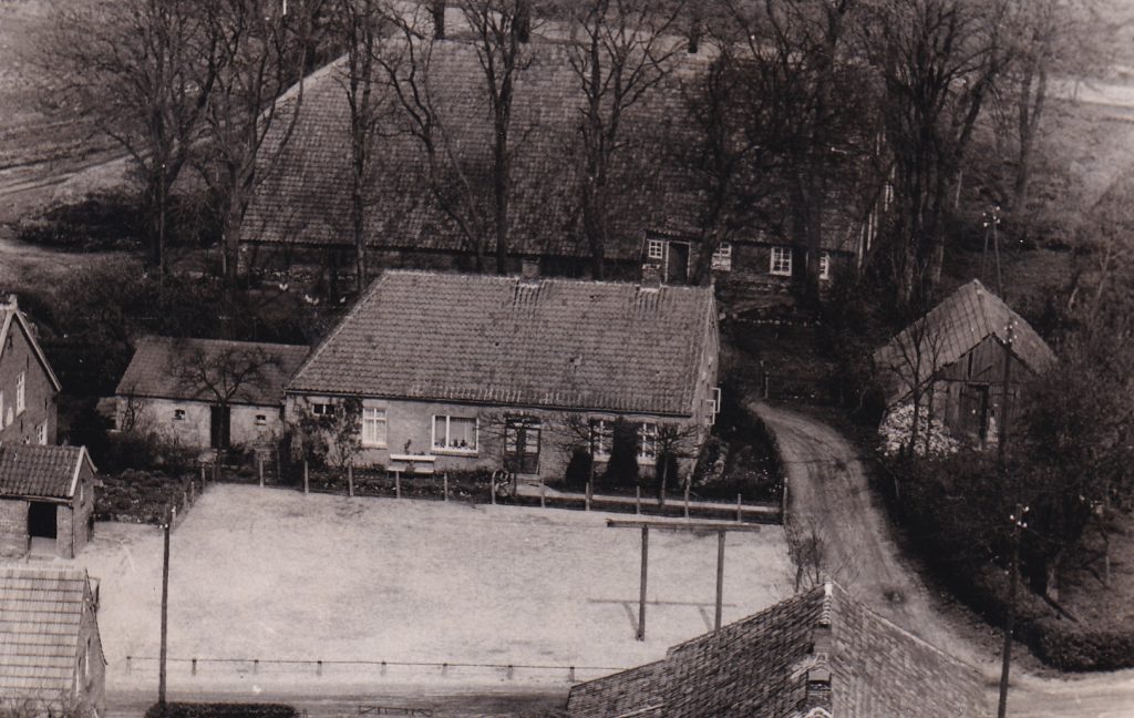 Blick auf den alten Schulhof mit dem Haus von der Familie Graalmann und den Hof von Martens