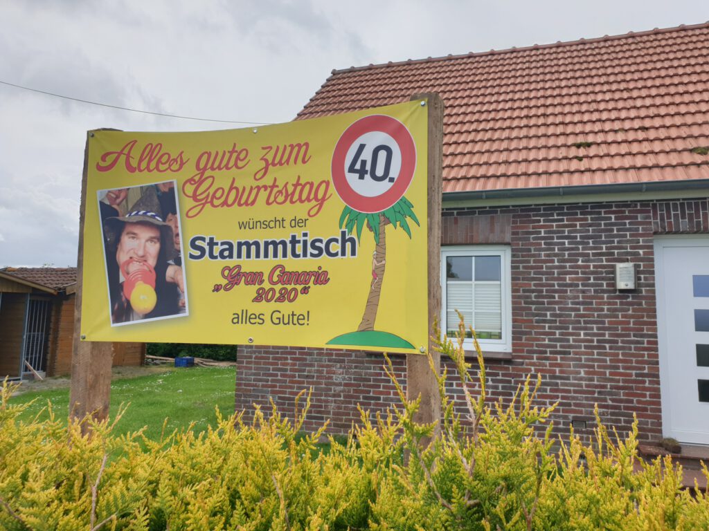 Am 21. Mai wurde aus dem 39-jährigen Christian Sjuts ein "Vierziger". Sein Domizil in Werdumer-Altengroden wurde entsprechend verziert. Der Stammtisch und auch die Feuerwehr haben Spuren hinterlassen.  