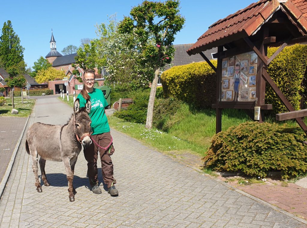 Stefanie Runge führt "Helmut" in den Haustierpark