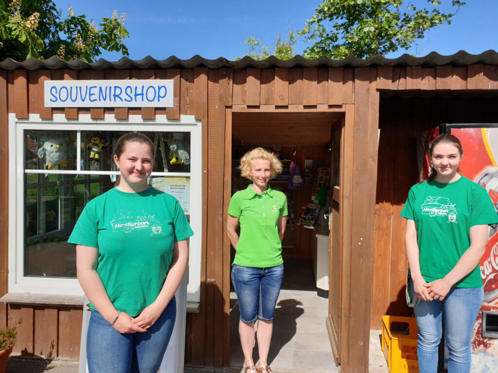 Maja Becklönne, Katy Sandmann und Nele Sindern betreiben seit einigen Tagen den Info-Stand im Haustierpark wieder