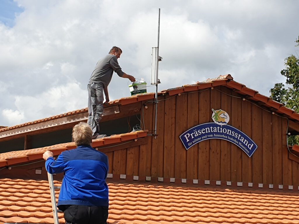 Hoch auf dem Dach Dach werden die Geräte montiert