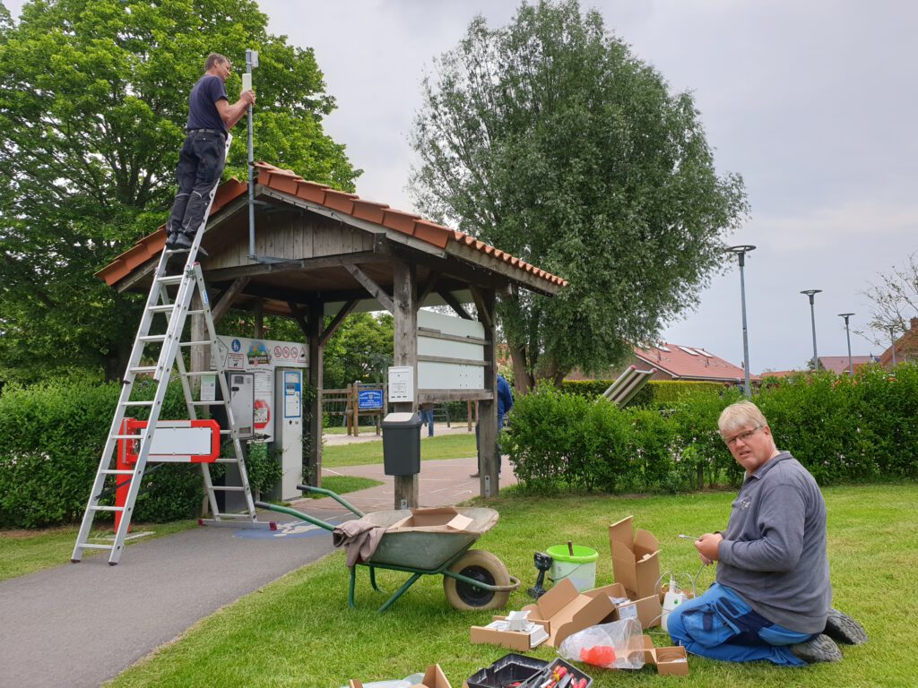 Bernhard Janssen und Holger Klattenberg montieren die Geräte am Haupteingnag zum Haustierpark montiert