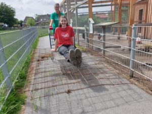 Nele Sindern lässt sich von Stefanie Runge durch den Park Kutschieren