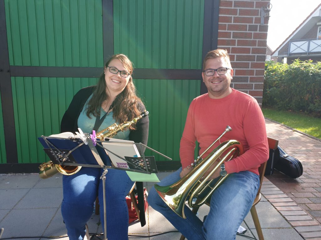 Norina und Dirk aus Mechernich bereicherten den Gottesdienst mit ihre musikalischen Begleitung