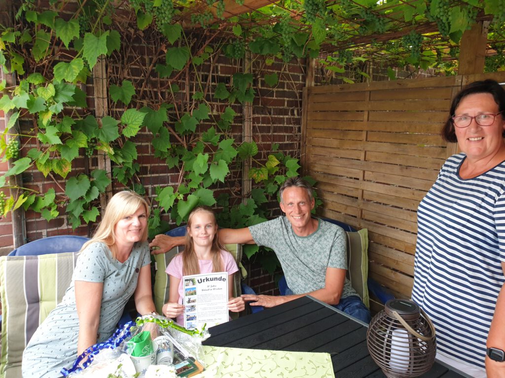 Familie Baumann freut sich mit ihrer Vermieterin Annegret Pieper über die Ehrung