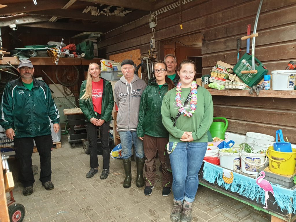 Start zur letzten Runde im Futterhaus mit ganzer Mannschaft. V.L.: Detlev Reupert, Nantke de Groot, Heinz Olbertz, Stefanie Runge, Karl-Heinz Michels-Lübben und Maja Becklönne