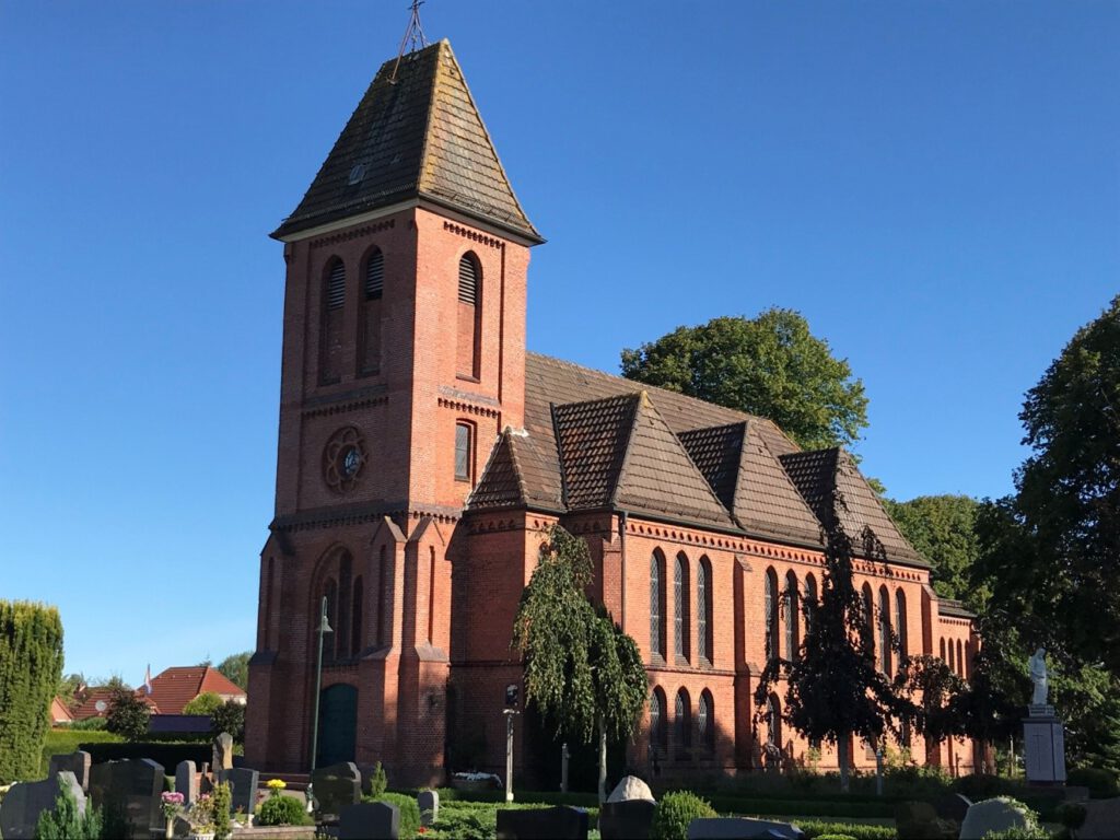 Kirche Münkeboe, Außenansicht des 1900 errichteten Gotteshauses + heutige Außenansicht