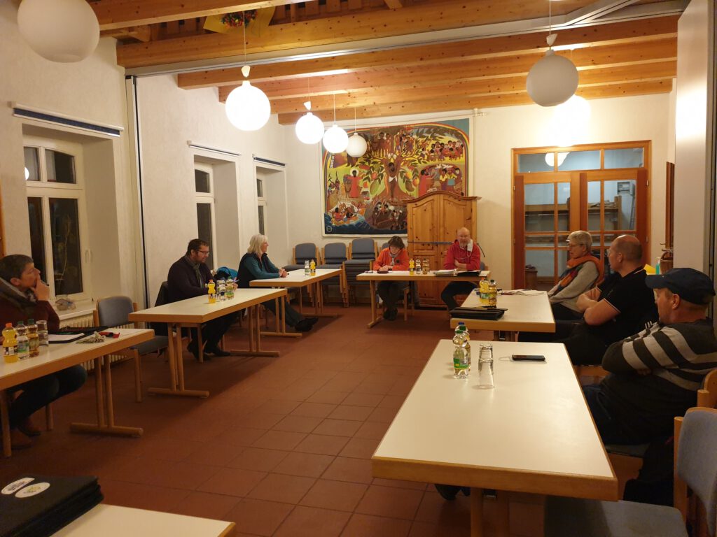 Die Vertreter der Dorfgemeinschaft sprechen im Gemeindehaus "auf Abstand" über das Veranstaltungsprogramm