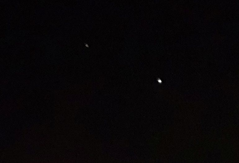 Hier sehen das Sternbild von Mitte Oktober, der hellere Jupiter ist rechts vom lichtschwächeren Saturn