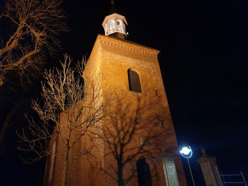 der angestrahlte Turm von St.-Nicolai ist weithin sichtbar