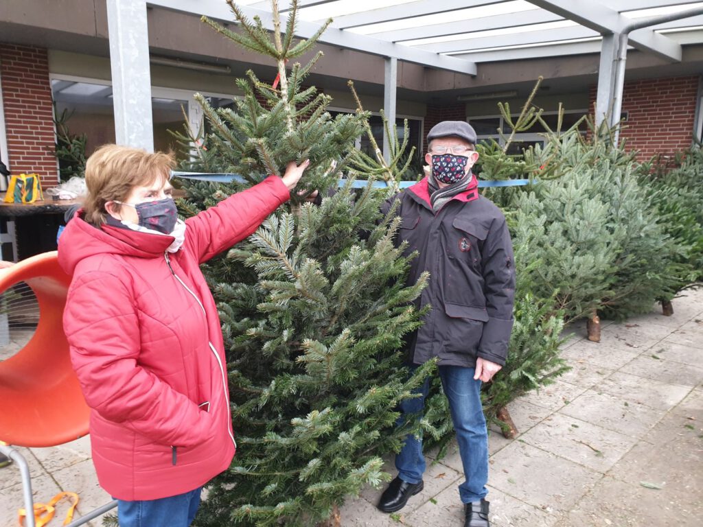 Erkannt trotz Maske? Steffi und Heiko Habben haben sich im letzten Jahr ihren Weihnachtsbaum abgeholt