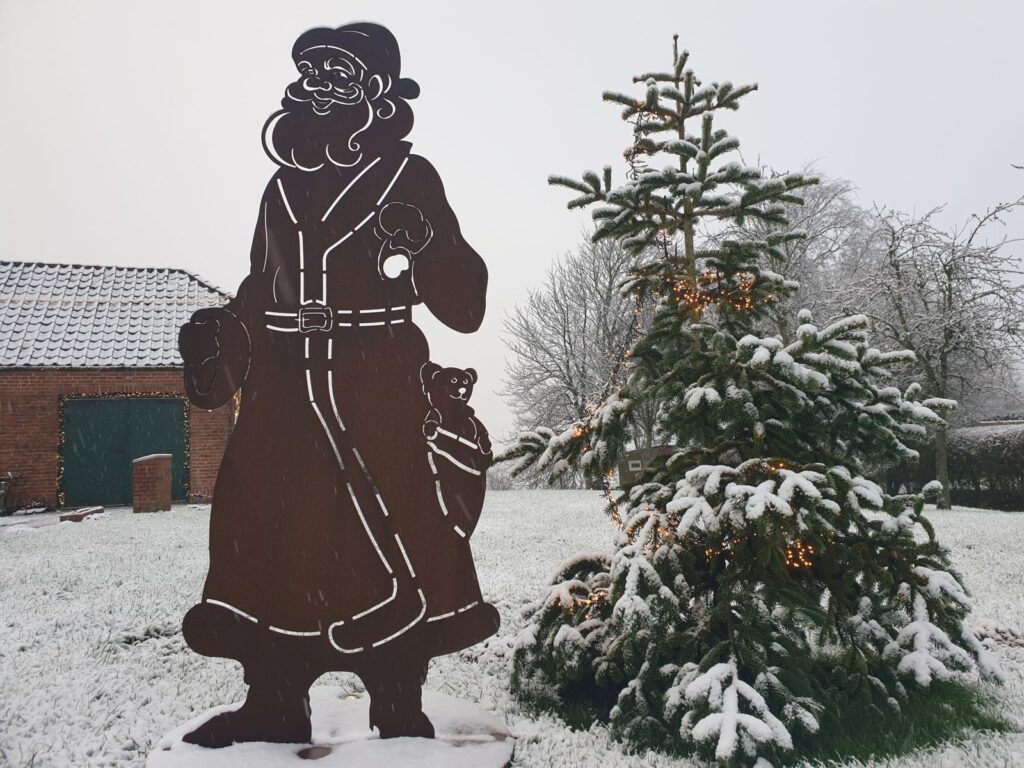 Auch der Weihnachtsmann an der Schmiede stapft durch den Schnee