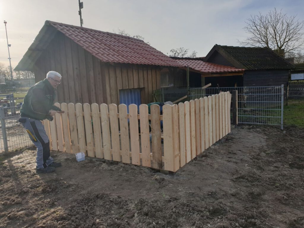 Der Zaun am Ziegenvorhof ist fertig
