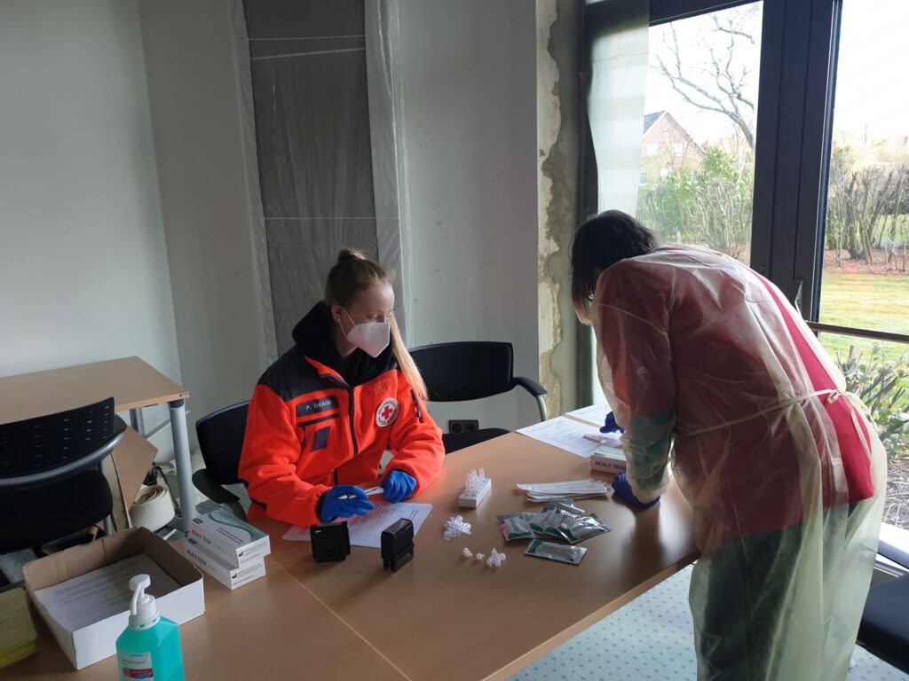 Pia Dräger und Elly Hermanns vom DRK bildeten das mobile Test-Team gestern in Werdum