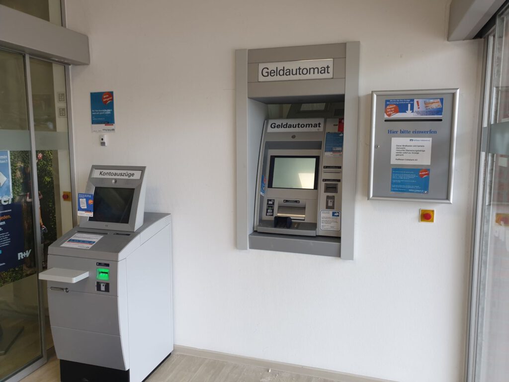 Der Geldautomat und der Kontoauszugsdrucker stehen jetzt an ihrem neuen Standort im Windfang rechts.