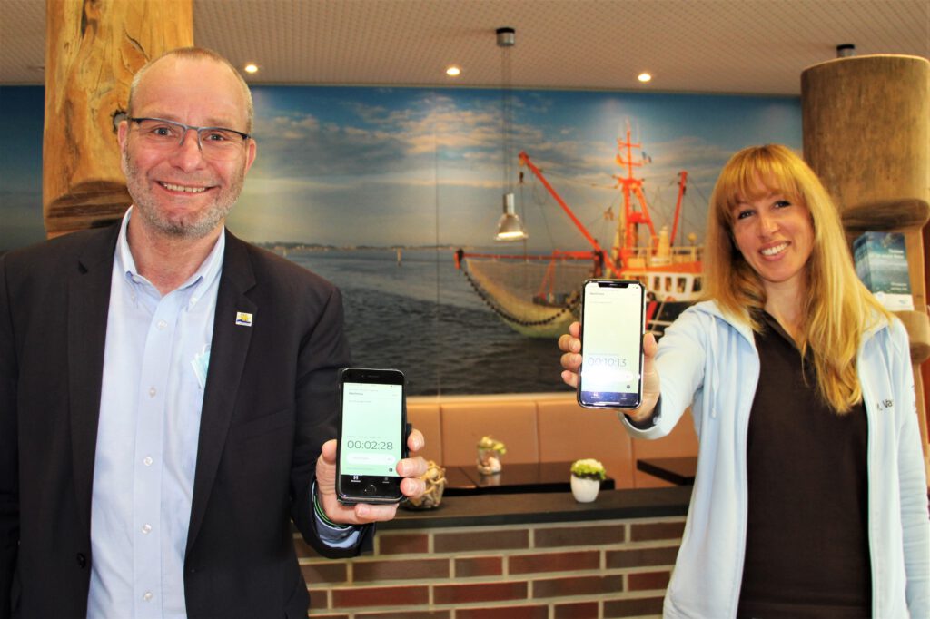 Kurdirektor Andreas Eden präsentiert mit Melanie Vanderschot, der Leiterin des BadeWerks, die neue Luca-App