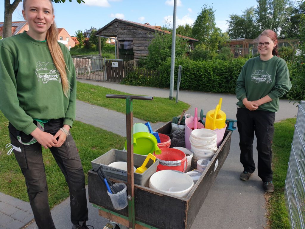 Nantke de Groot und Nadine Aust sind täglich mit dem Futterwagen im Haustierpark unterwegs. Dieser soll jetzt auch überdacht werden.