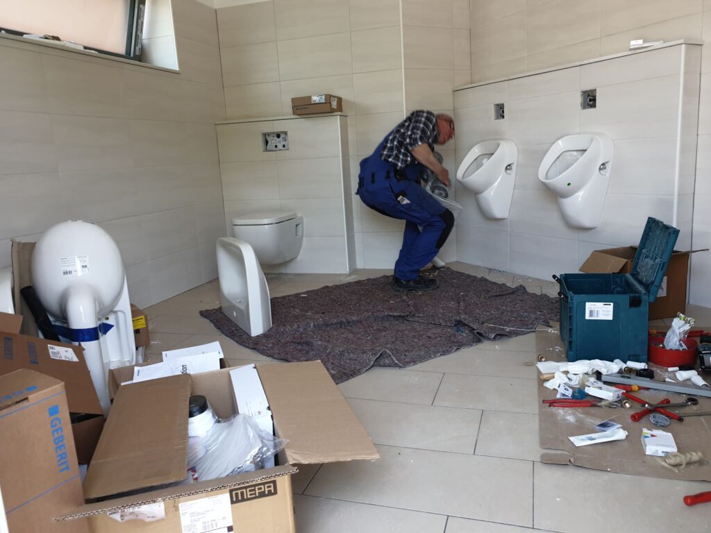 Der Mitarbeiter der Fa- Matulla aus Holtgast montiert die Sanitäreinrichtung