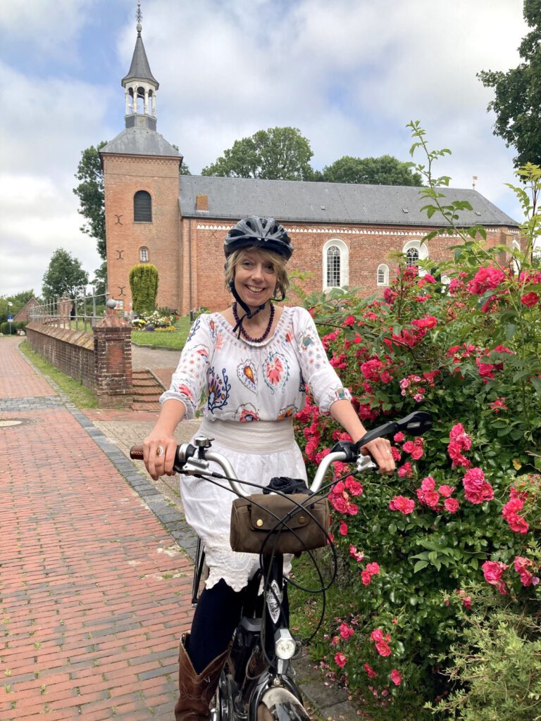 Mit dem Fahrrad unterwegs - Werdums neue Pastorin Dr. Annerose De Cruyenaere