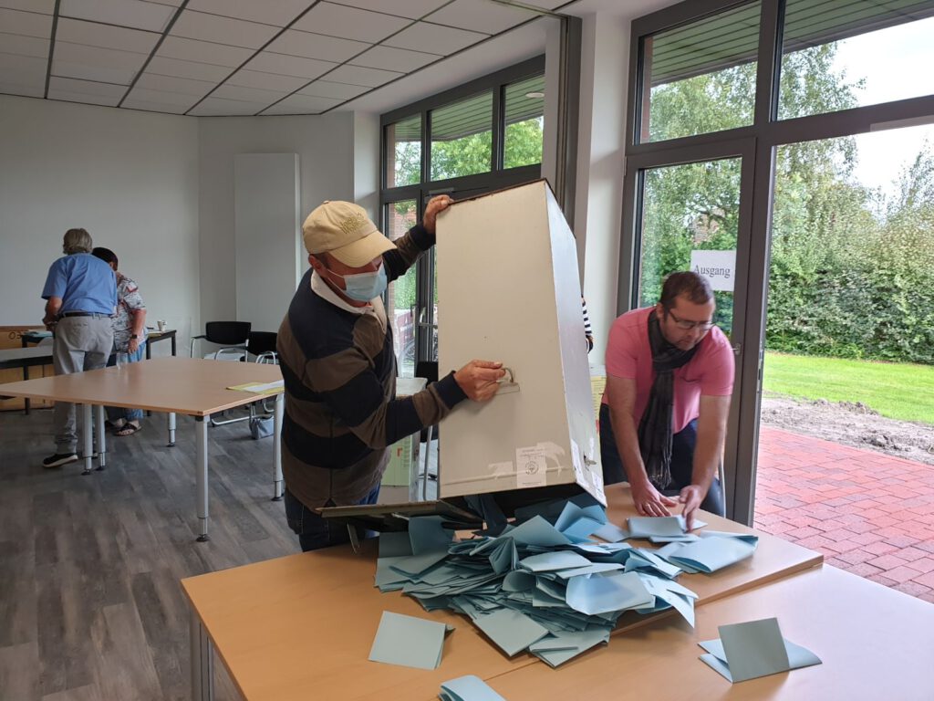 Gleich nach 18.00 Uhr kippt Eddy Goldenstein die erste Wahlurne aus und die Zählerei beginnt 