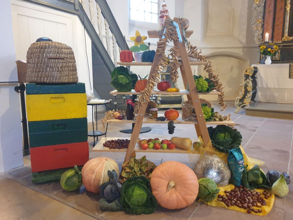 Die Kirche ist mit den Gaben der Natur geschmückt 