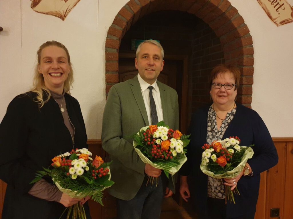 Sie stehen die nächsten 5 Jahre an der Gemeindespitze. Bürgermeister René Weiler-Rodenbäck umrahmt von seinen Stellvertreterinnen Tanja Immega (l.) und Christa-Kleen-Koopmann