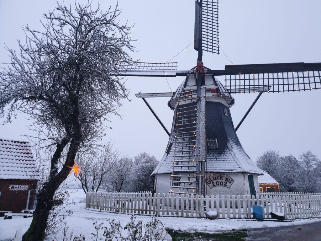 Die Mühle im weißen Winterkleid