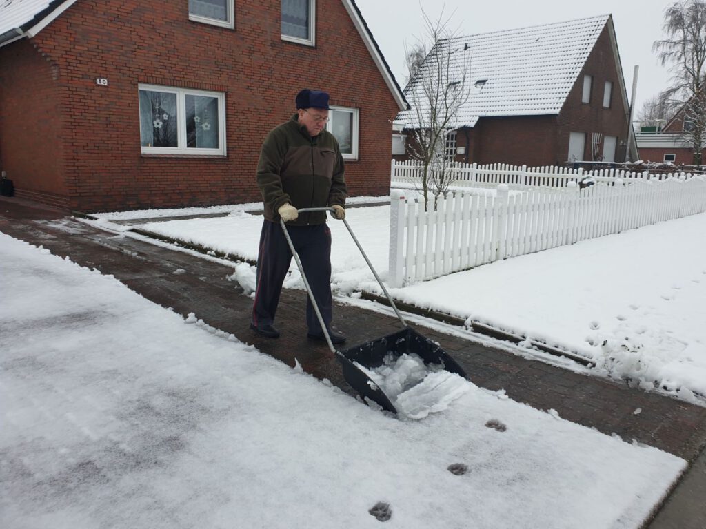 Heinz-Georg Janßen räumt seine Auffahrt vom Schnee