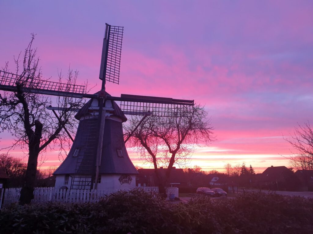 Sonnenaufgang hinter der Mühle, der Himmel leuchtet