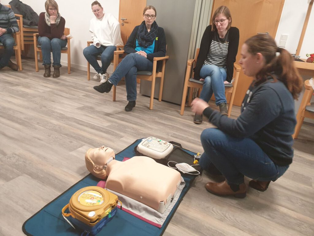 Mareike Kuhnhen zeigt die Funktionsweise eines Defibrillators