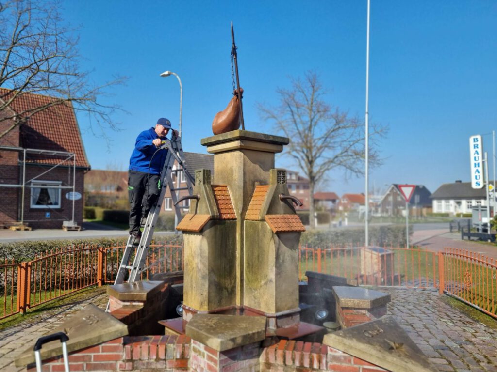 Jürgen Folkers rückt dem Dreck am Sagenbrunnen mit dem Hochdruckreiniger zu Leibe