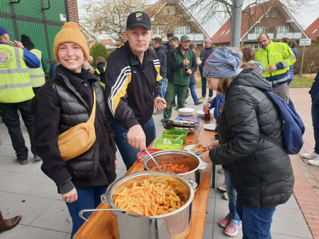 Für die Kinder gab es Currywurst mit Pommes, Katy Sandmann und Jörg Pieper  "servierten"