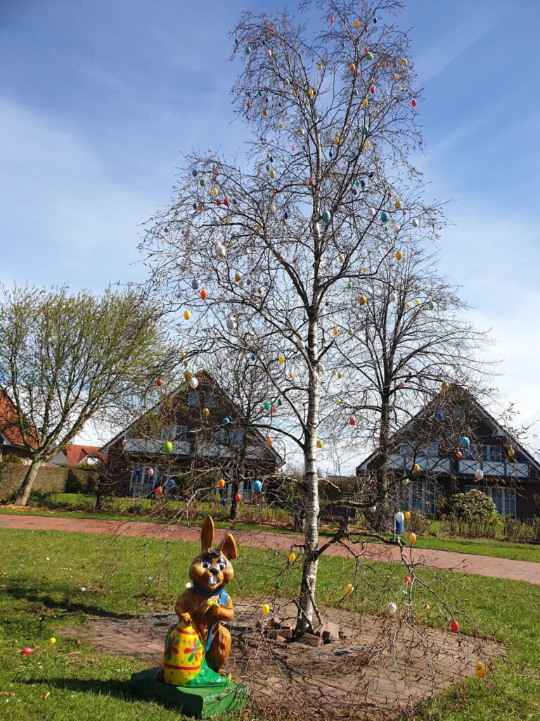der Osterbaum auf dem Dorfplatz kündigt Ostern an