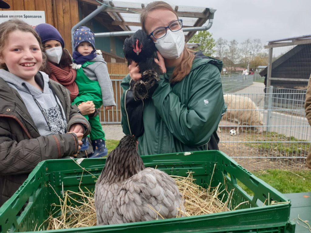 Stefanie Runge passt auf die Tiere auf und nimmt den Kindern die Scheu auch von den Hühnern