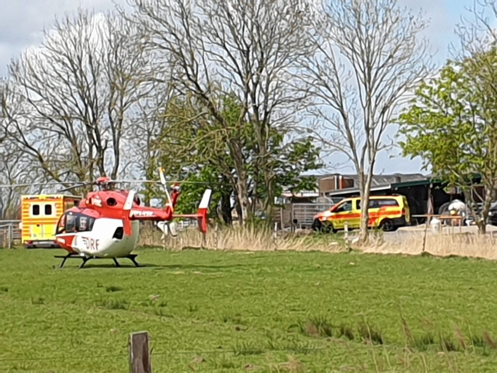 Rettungskräfte vor Ort versorgten die Verunglückte, die dann mit dem Hubschrauber ins Krankenhaus geflogen wurde.