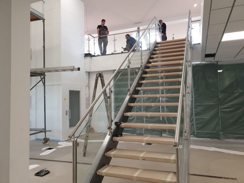 Die Treppengeländer und das Geländer an der Galerie werden von den Mitarbeitern Fa. Deckermontiert
