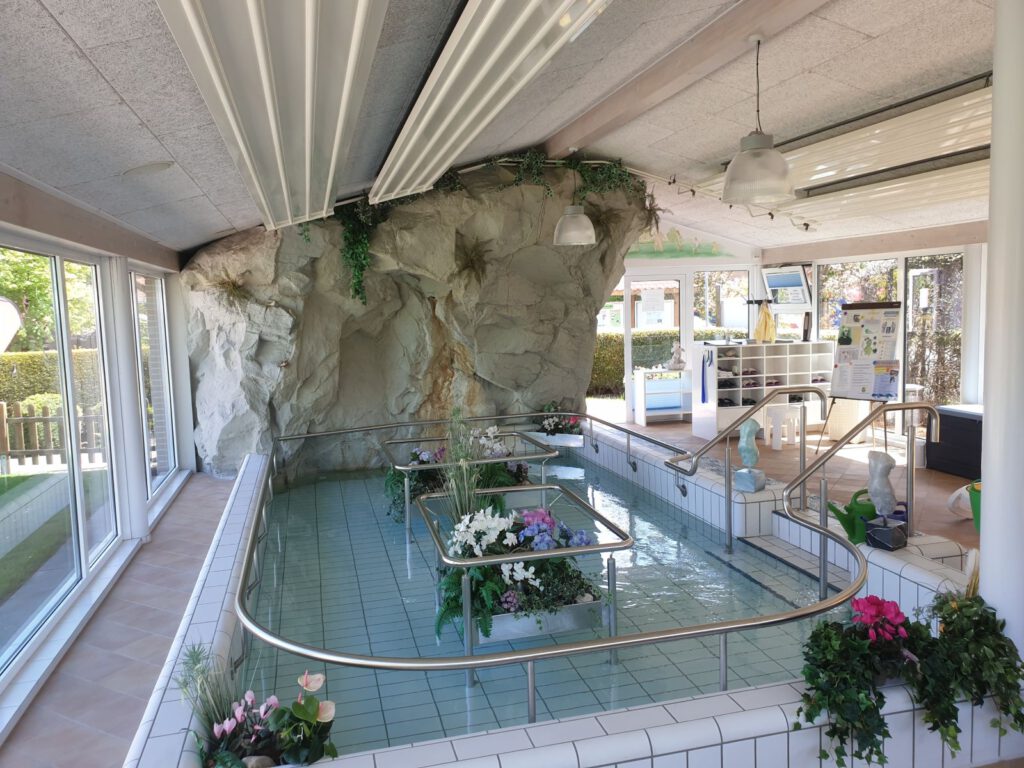 Die Werdumer Kneipphalle bietet ein einzigartiges Ambiente zum Wassertreten