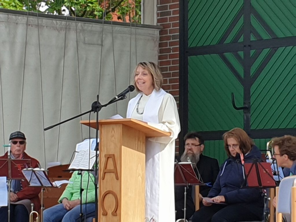 Pastorin Dr. Annerose De Cruyenaere hält die Predigt beim Himmelfahrts-Gottesdienst