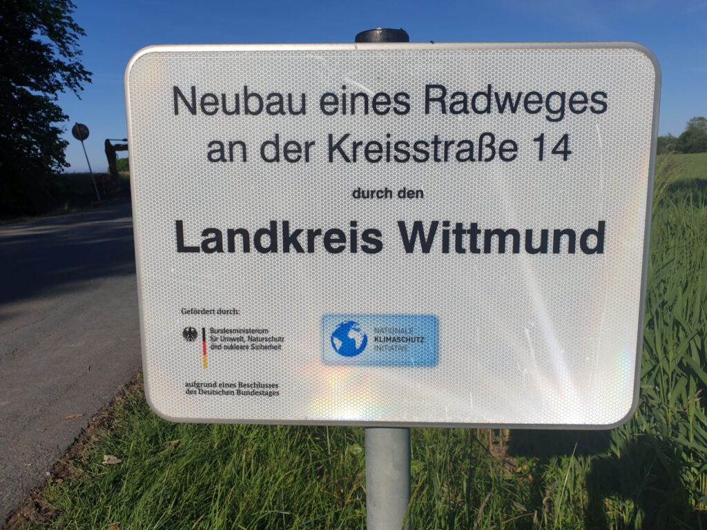 Der Landkreis Wittmund baut den Radweg. Gefördert wird der Bau aus Klimaschutzgründen