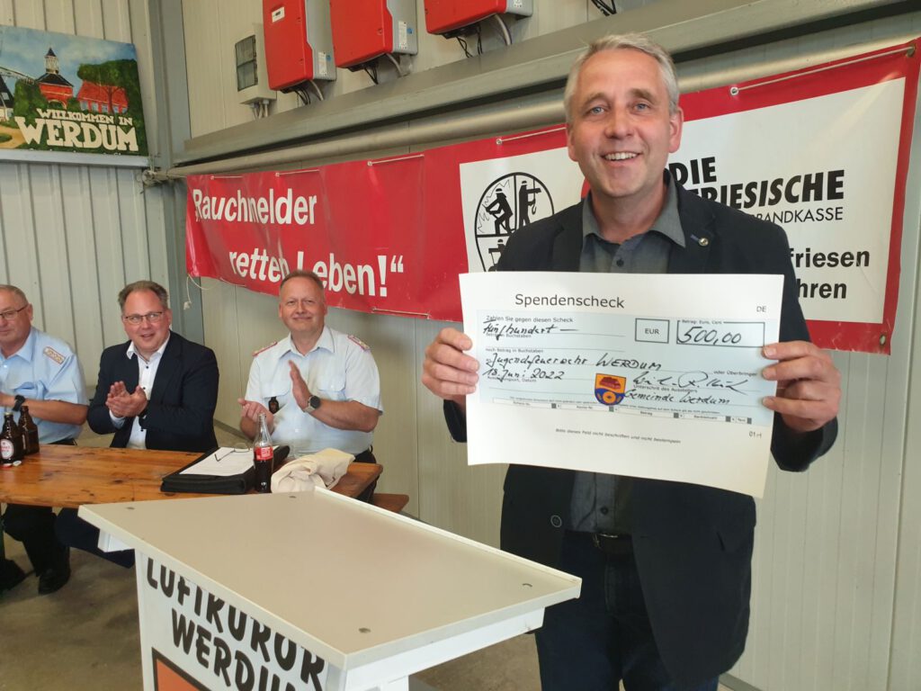 Bürgermeister René Weiler-Rodenbäck überreichte für die Gemeinde einen Scheck über 500 €