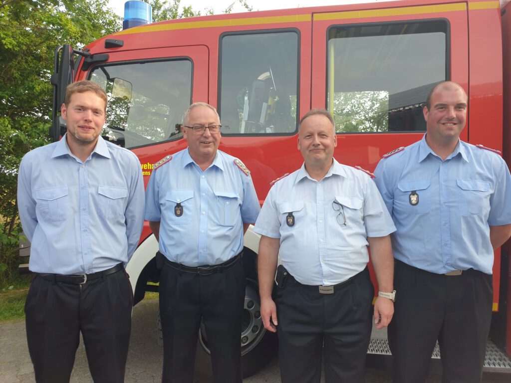 Die beförderten Julian Edzards (li) und Eyk Lübben (re) mit Gemeindebrandmeister Thomas Peters und Ortsbrandmeister Stefan Bender