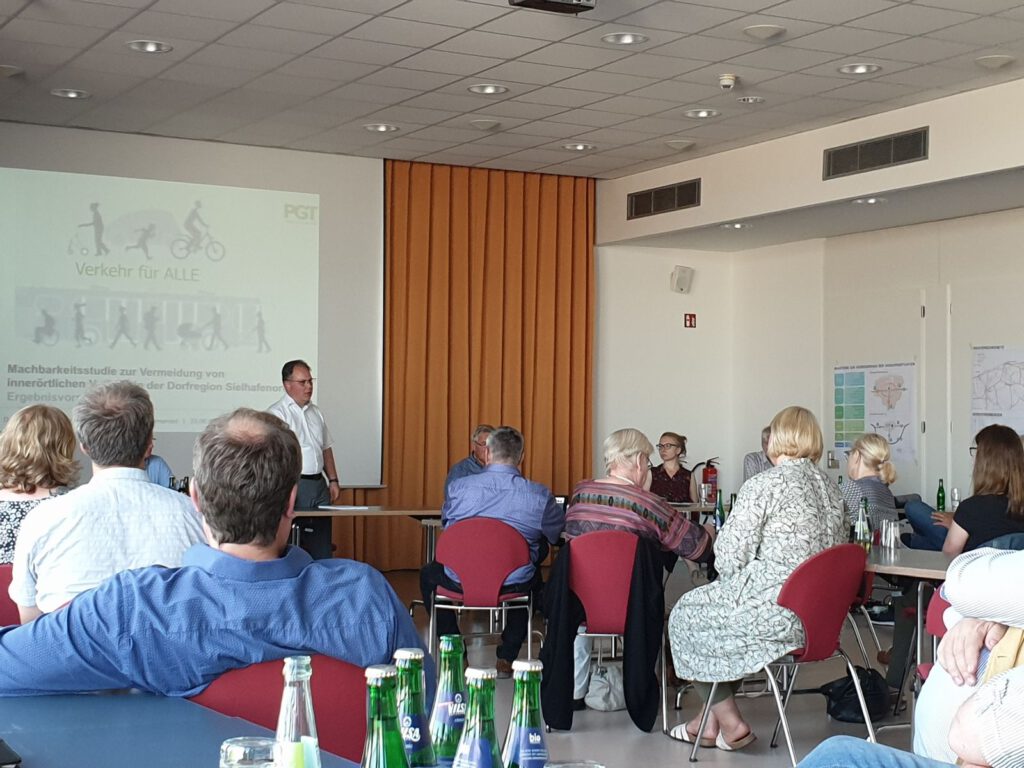 Samtgemeinde-Bürgermeister Harald Hinrichs begrüßt die Teilnehmer