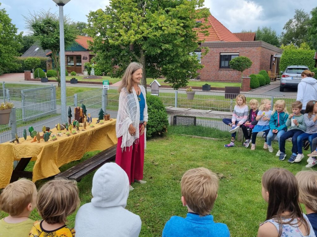 Elita Carstens heißt die Kinder mit ihren Eltern und Großeltern zur Märchenstunde willkommen