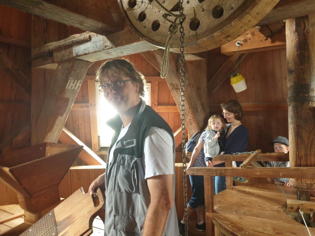 Der Müller Jürgen Post erklärt die Funktionsweise der Mühle