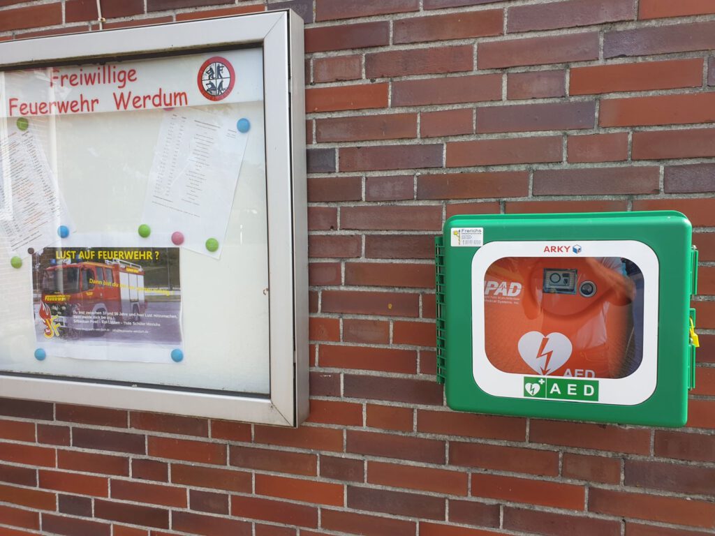 Nicht zu übersehen, der neue AED am Feuerwehrgerätehaus