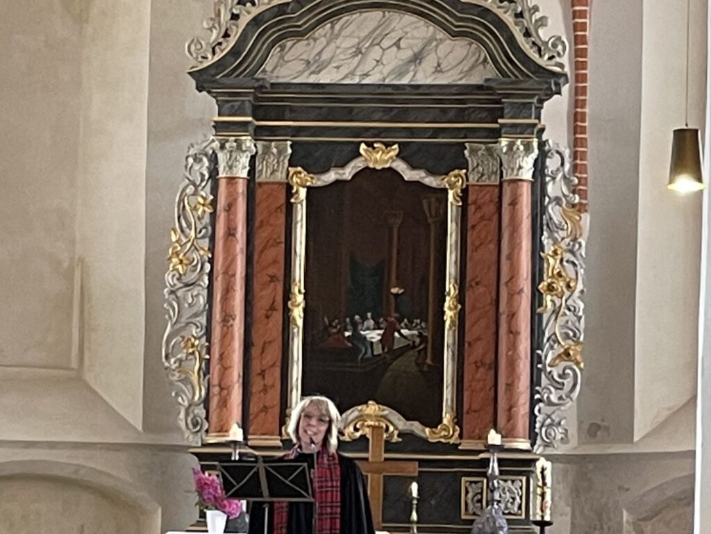 Pastorin Dr. Annerose De Cruyenaere vor dem Altar