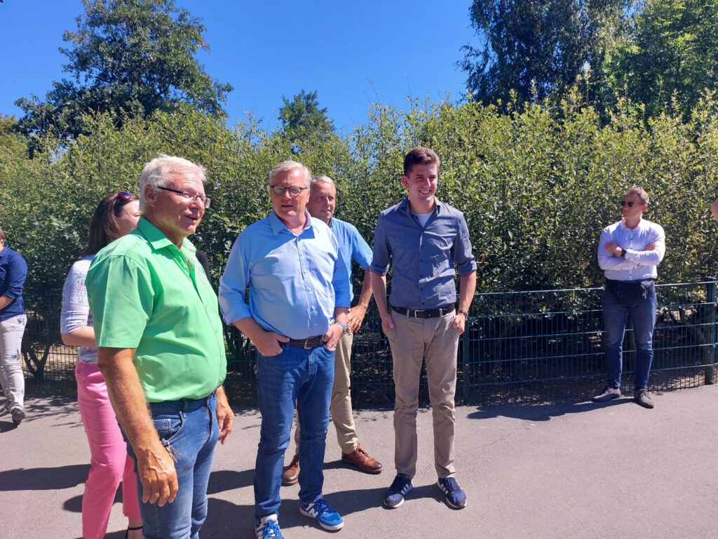 Johann Pieper erläutert dem Minister die Entstehungsgeschichte des Parks mitten im Ort 